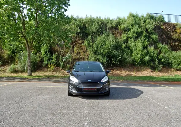 Ford Fiesta 2015 - 7490 EUR, 204000 km - AUTO.MOTO.pt - 204000km - foto 3 de 10