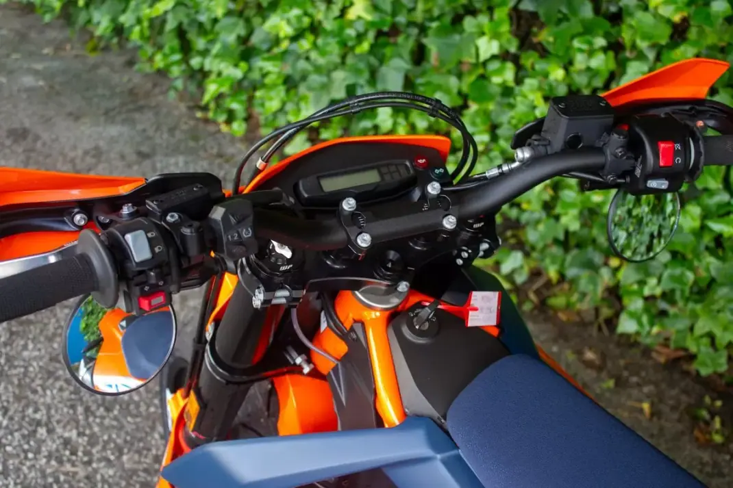 KTM 690 Enduro R 2023 - 10500 EUR, 7700 km - AUTO.MOTO.pt - 7700km - foto 5 de 11