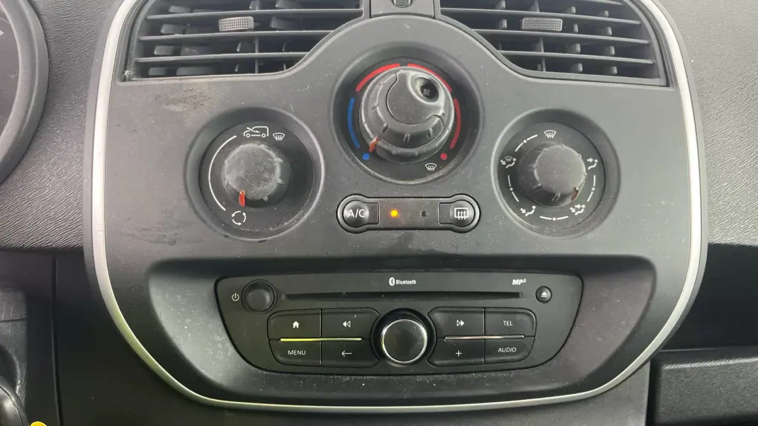 Renault 2015 - 6500 EUR, 317900 km - AUTO.MOTO.pt - 317900km - foto 6 de 10