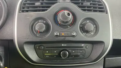 Renault 2015 - 6500 EUR, 317900 km - AUTO.MOTO.pt - 317900km - foto 6 de 10