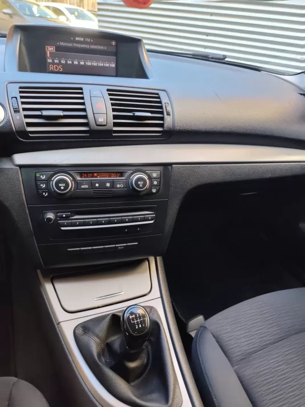 BMW 118 2008 - 7350 EUR, 221000 km - AUTO.MOTO.pt - 221000km - foto 9 de 11