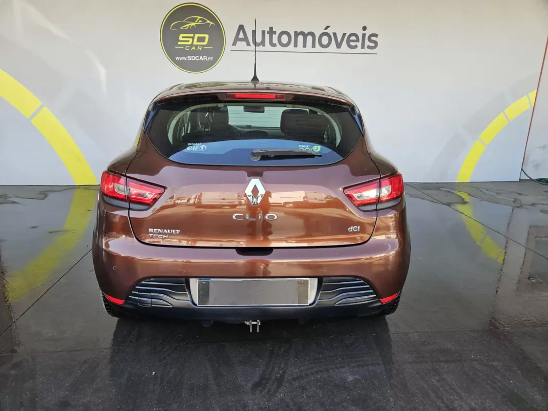 Renault Clio 2014 - 7250 EUR, 212000 km - AUTO.MOTO.pt - 212000km - foto 4 de 8