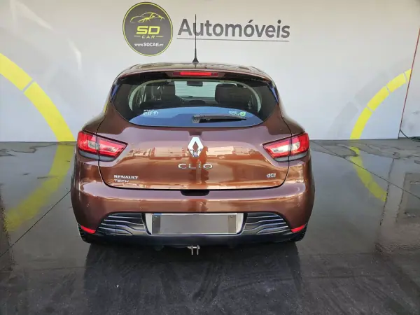 Renault Clio 2014 - 7250 EUR, 212000 km - AUTO.MOTO.pt - 212000km - foto 4 de 8