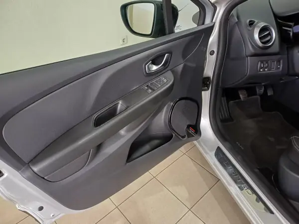 Renault Clio 2017 - 12190 EUR, 82674 km - AUTO.MOTO.pt - 82674km - foto 6 de 12