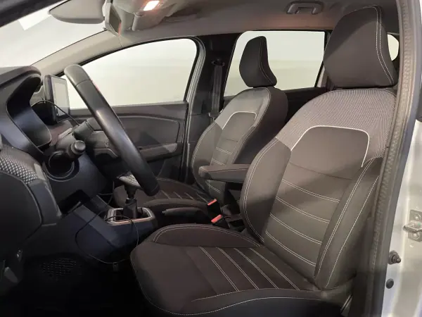 Dacia Jogger 2023 - 16450 EUR, 81000 km - AUTO.MOTO.pt - 81000km - foto 13 de 31