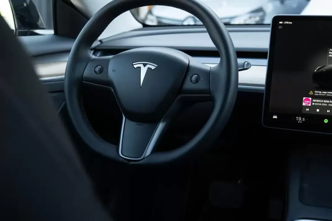 Tesla Model 3 2023 - 32900 EUR, 77000 km - AUTO.MOTO.pt - 77000km - foto 15 de 26