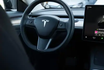 Tesla Model 3 2023 - 32900 EUR, 77000 km - AUTO.MOTO.pt - 77000km - foto 15 de 26