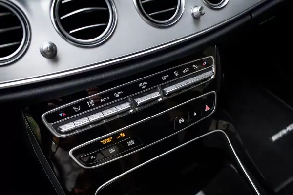 Mercedes-Benz E 300 2021 - 35750 EUR, 125976 km - AUTO.MOTO.pt - 125976km - foto 7 de 9