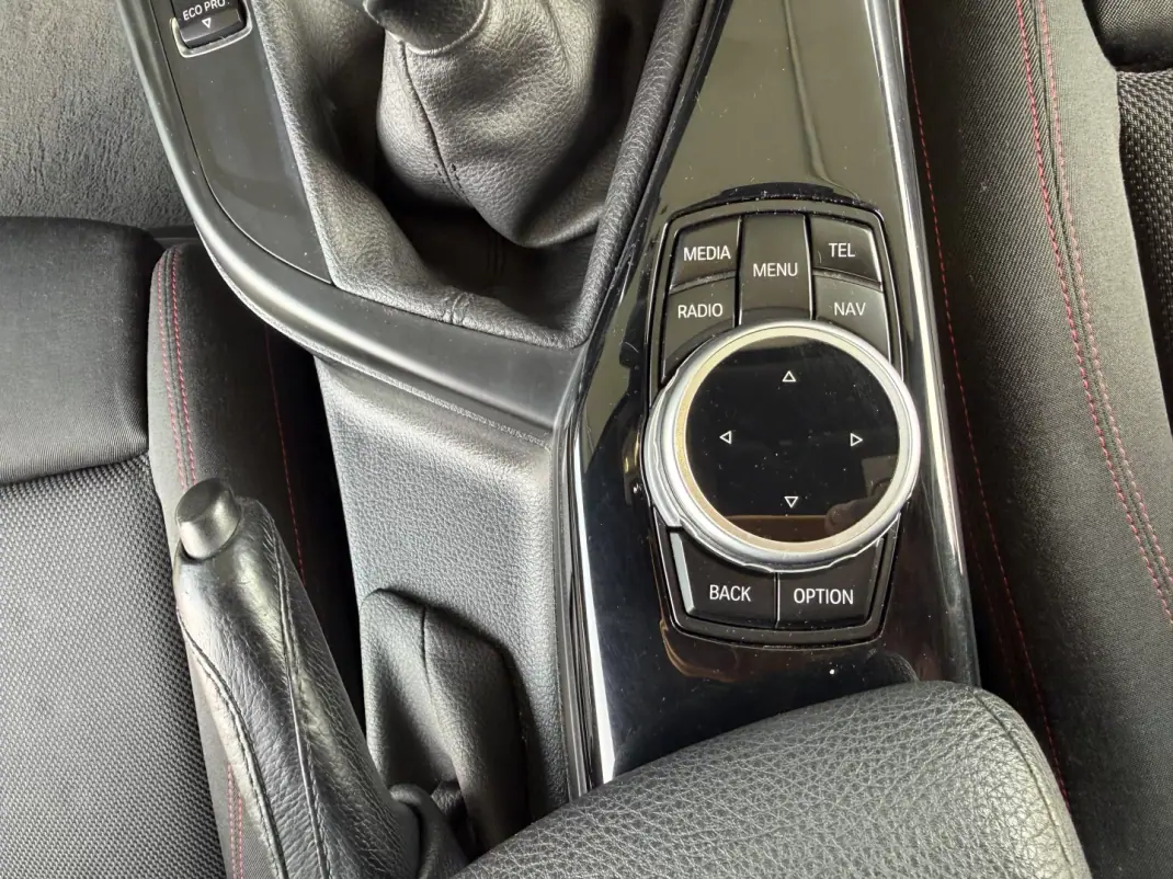 BMW 114 2015 - 11500 EUR, 241000 km - AUTO.MOTO.pt - 241000km - foto 19 de 20