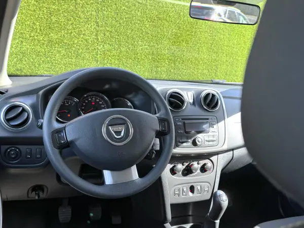 Dacia Sandero 2017 - 9900 EUR, 166000 km - AUTO.MOTO.pt - 166000km - foto 3 de 16