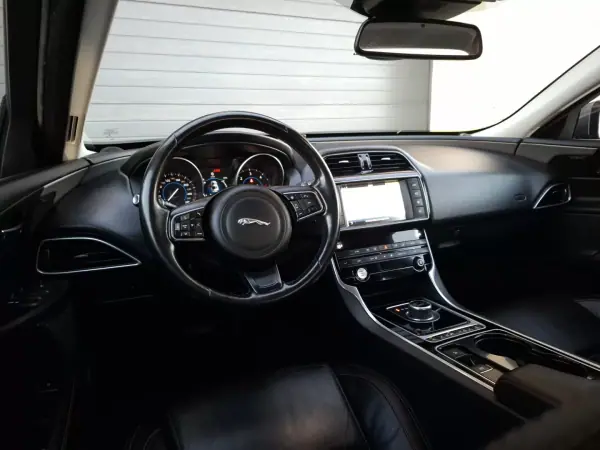 Jaguar XE 2016 - 16990 EUR, 159156 km - AUTO.MOTO.pt - 159156km - foto 9 de 16