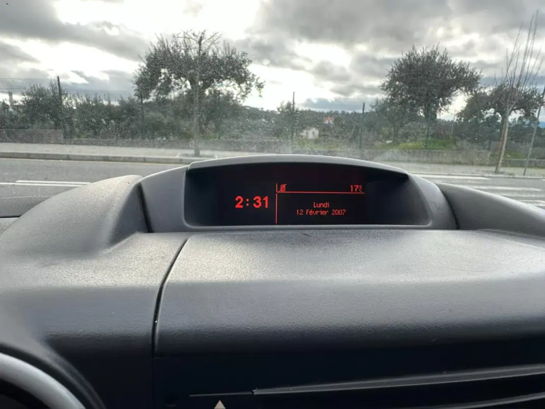 Peugeot Partner 2016 - 10900 EUR, 177432 km - AUTO.MOTO.pt - 177432km - foto 18 de 20