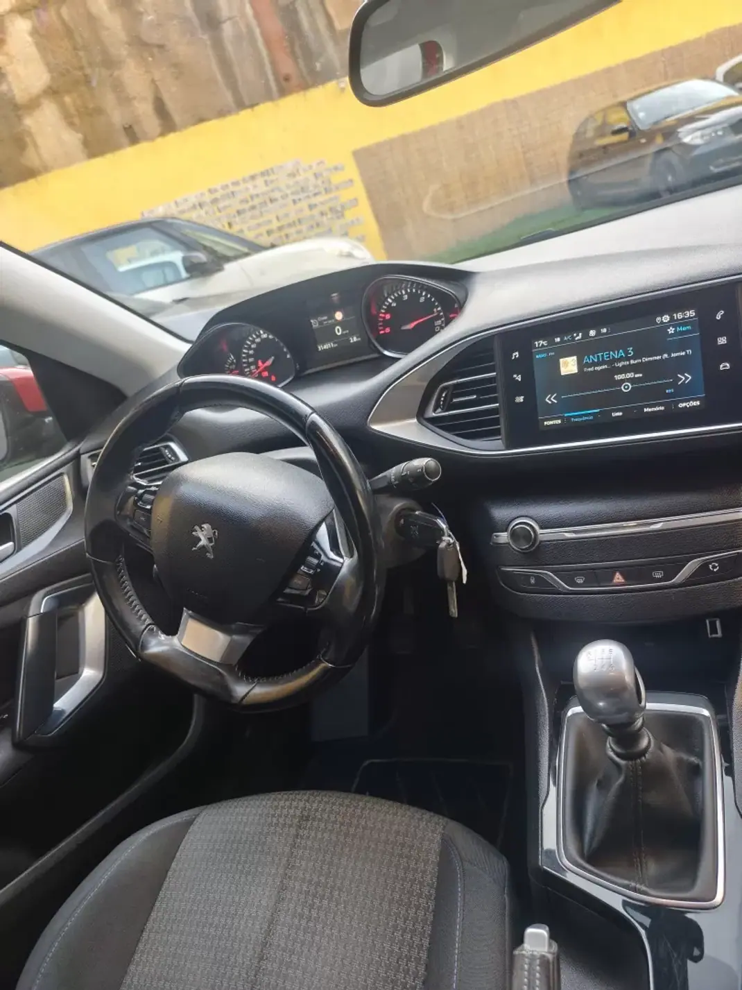 Peugeot 308 2019 - 11990 EUR, 155000 km - AUTO.MOTO.pt - 155000km - foto 8 de 16