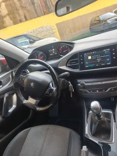 Peugeot 308 2019 - 11990 EUR, 155000 km - AUTO.MOTO.pt - 155000km - foto 8 de 16