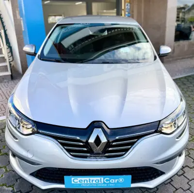 Renault Mégane 2020 - 17950 EUR, 114000 km - AUTO.MOTO.pt - 114000km - foto 4 de 23