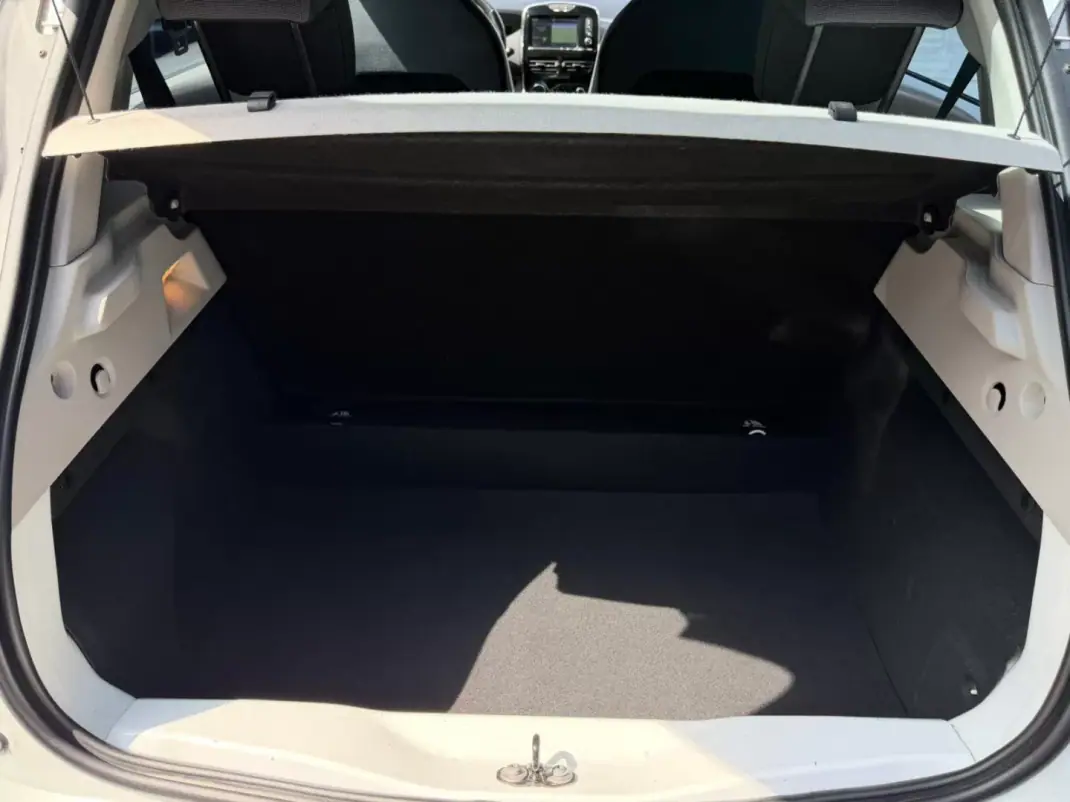 Renault Zoe 2015 - 8900 EUR, 112000 km - AUTO.MOTO.pt - 112000km - foto 8 de 9