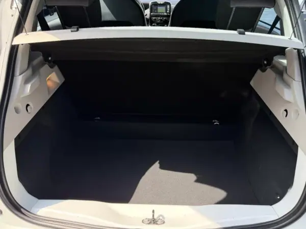 Renault Zoe 2015 - 8900 EUR, 112000 km - AUTO.MOTO.pt - 112000km - foto 8 de 9