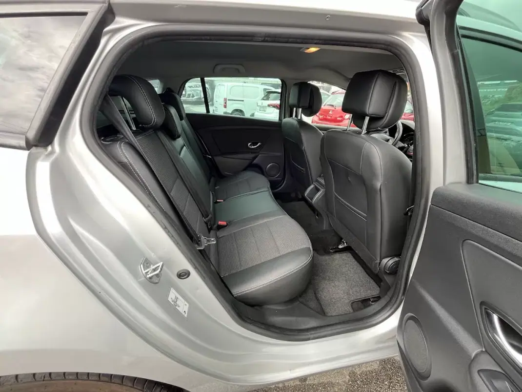 Renault Mégane Sport Tourer 2014 - 7750 EUR, 250000 km - AUTO.MOTO.pt - 250000km - foto 33 de 47