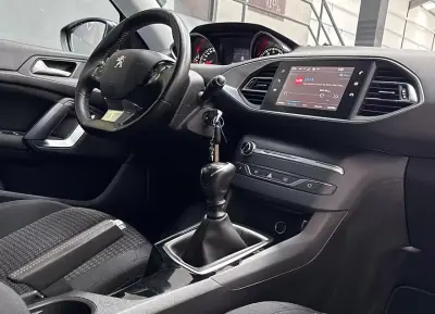 Peugeot 308 2020 - 10999 EUR, 96028 km - AUTO.MOTO.pt - 96028km - foto 6 de 21