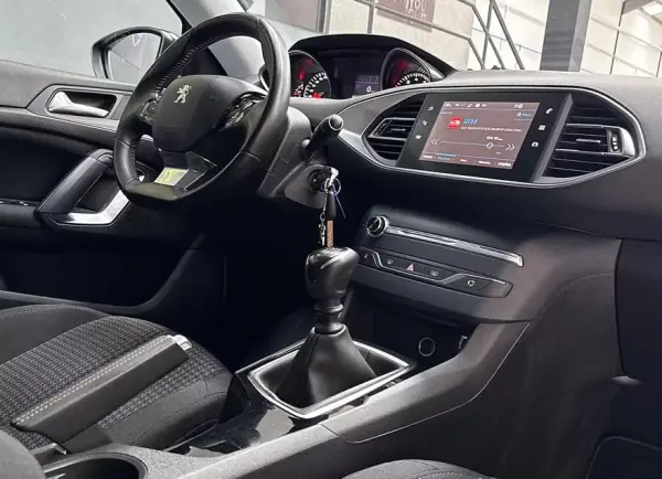 Peugeot 308 2020 - 10999 EUR, 96028 km - AUTO.MOTO.pt - 96028km - foto 6 de 21