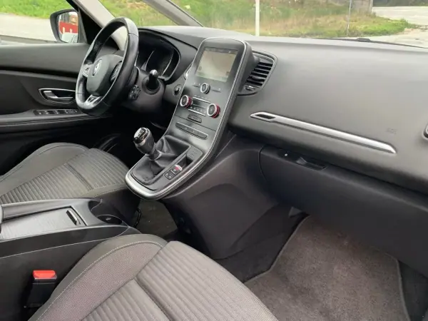 Renault Grand Scénic 2017 - 14900 EUR, 171000 km - AUTO.MOTO.pt - 171000km - foto 9 de 14