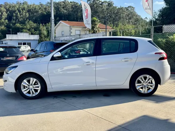 Peugeot 308 2018 - 9999 EUR, 120000 km - AUTO.MOTO.pt - 120000km - foto 19 de 19
