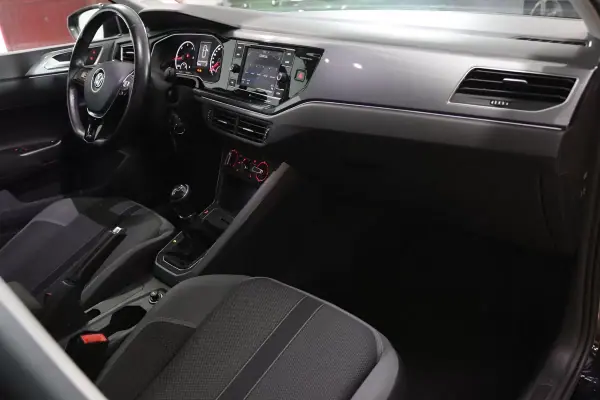 Volkswagen Polo 2018 - 15900 EUR, 130000 km - AUTO.MOTO.pt - 130000km - foto 13 de 20