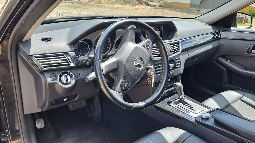Mercedes-Benz E 220 2010 - 13500 EUR, 234000 km - 234000km - foto 4 de 5