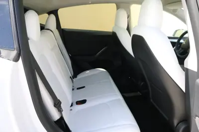 Tesla Model Y 2022 - 34490 EUR, 74000 km - AUTO.MOTO.pt - 74000km - foto 8 de 9