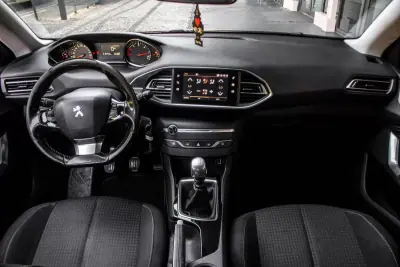 Peugeot 308 SW 2019 - 8250 EUR, 315740 km - AUTO.MOTO.pt - 315740km - foto 30 de 37
