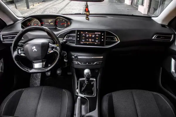 Peugeot 308 SW 2019 - 8250 EUR, 315740 km - AUTO.MOTO.pt - 315740km - foto 30 de 37