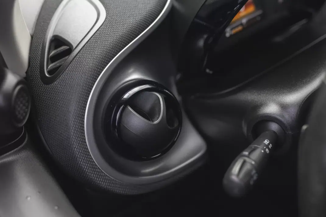 Smart Fortwo Cabrio 2015 - 11900 EUR, 179000 km - AUTO.MOTO.pt - 179000km - foto 16 de 20