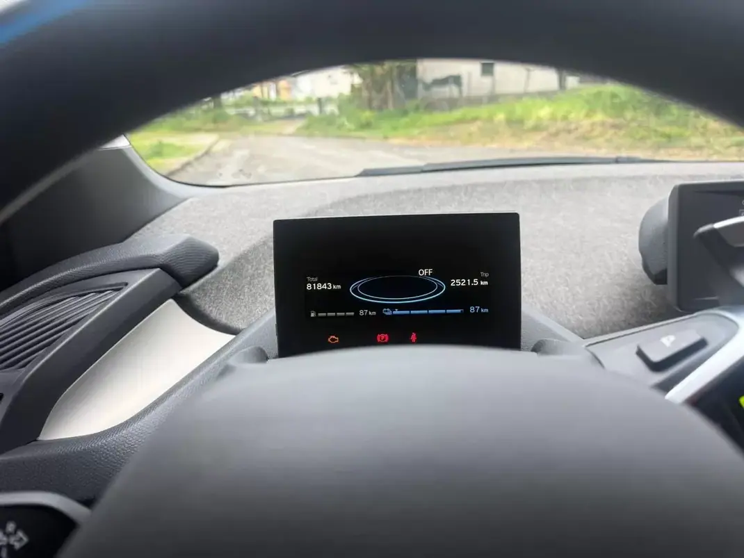 BMW i3 2015 - 12750 EUR, 81000 km - AUTO.MOTO.pt - 81000km - foto 19 de 25