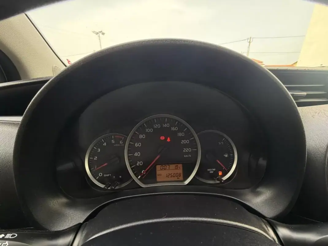 Toyota Yaris 2014 - 13500 EUR, 125000 km - AUTO.MOTO.pt - 125000km - foto 12 de 21