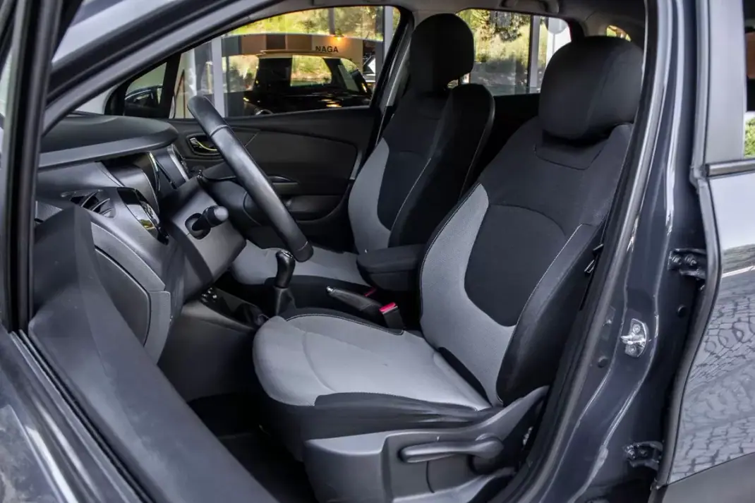 Renault Captur 2014 - 11890 EUR, 81739 km - AUTO.MOTO.pt - 81739km - foto 23 de 35