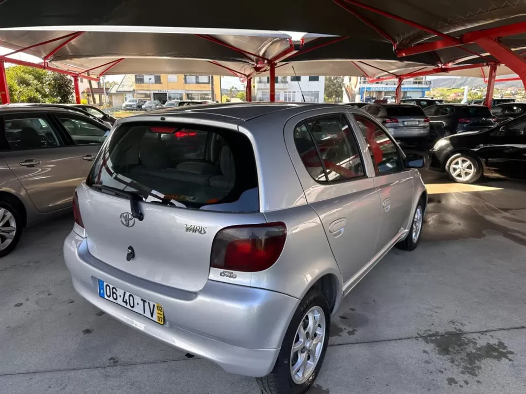 Toyota Yaris 2002 - 6750 EUR, 195843 km - AUTO.MOTO.pt - 195843km - foto 4 de 8