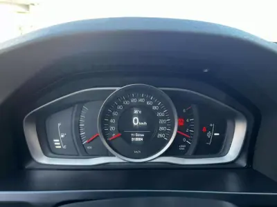 Volvo V60 2015 - 8900 EUR, 318884 km - AUTO.MOTO.pt - 318884km - foto 4 de 16