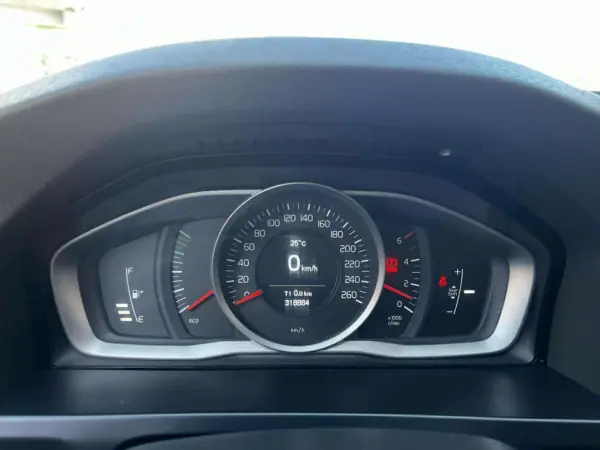Volvo V60 2015 - 7900 EUR, 318884 km - AUTO.MOTO.pt - 318884km - foto 4 de 16