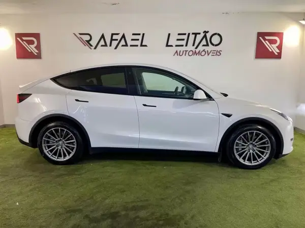 Tesla Model Y 2022 - 38750 EUR, 44000 km - AUTO.MOTO.pt - 44000km - foto 8 de 42