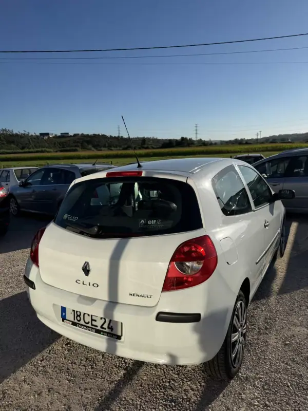 Renault Clio 2006 - 3850 EUR, 254586 km - AUTO.MOTO.pt - 254586km - foto 6 de 19