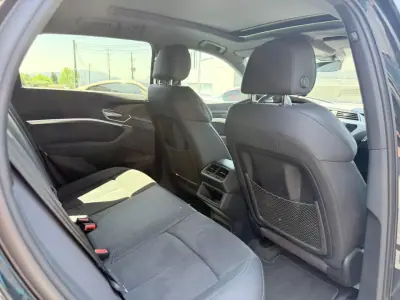 Audi e-tron 2022 - 39900 EUR, 70000 km - AUTO.MOTO.pt - 70000km - foto 11 de 12