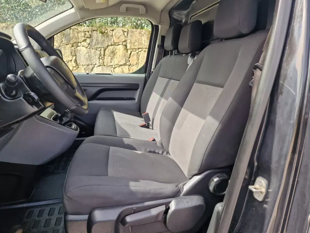 Citroën Jumpy 2017 - 13750 EUR, 245000 km - AUTO.MOTO.pt - 245000km - foto 3 de 10