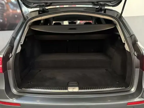 Mercedes-Benz E 300 2019 - 25750 EUR, 235639 km - AUTO.MOTO.pt - 235639km - foto 11 de 20