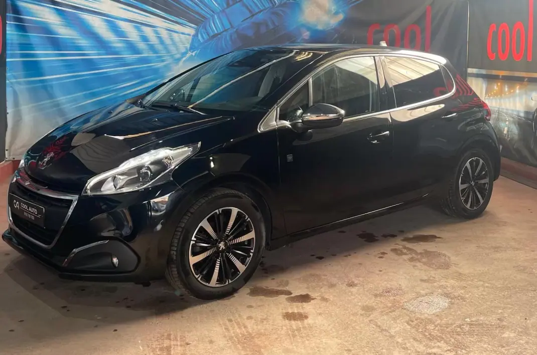 Peugeot 208 2018 - 8899 EUR, 106000 km - AUTO.MOTO.pt - 106000km - foto 9 de 42