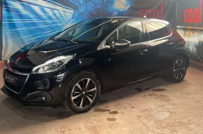 Peugeot 208 2018 - 8899 EUR, 106000 km - AUTO.MOTO.pt - 106000km - foto 9 de 42