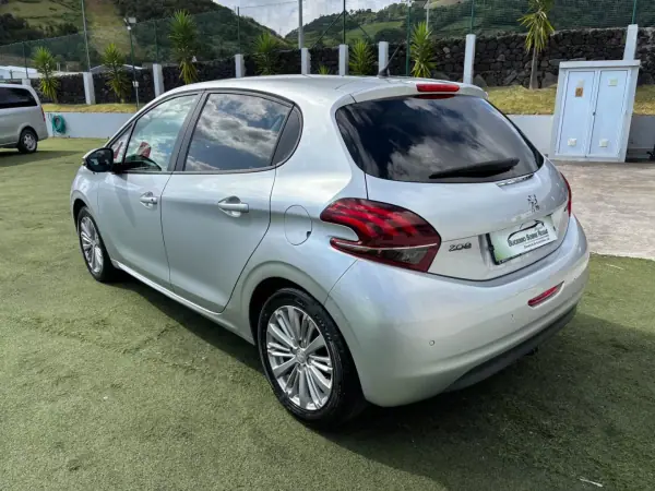 Peugeot 208 2017 - 11990 EUR, 95200 km - AUTO.MOTO.pt - 95200km - foto 6 de 12