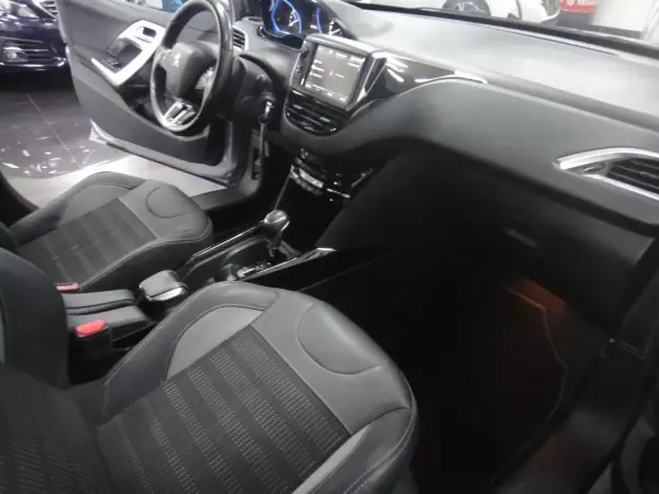 Peugeot 2008 2019 - 10500 EUR, 99000 km - AUTO.MOTO.pt - 99000km - foto 15 de 22
