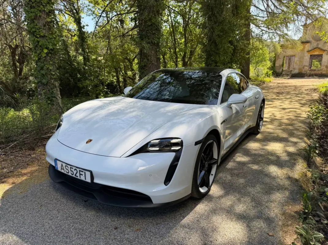 Porsche Taycan 2022 - 72000 EUR, 69000 km - AUTO.MOTO.pt - 69000km - foto 1 de 4