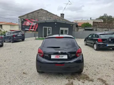 Peugeot 208 2017 - 8900 EUR, 191000 km - AUTO.MOTO.pt - 191000km - foto 10 de 36