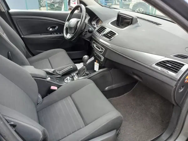Renault Mégane Sport Tourer 2016 - 8950 EUR, 157317 km - AUTO.MOTO.pt - 157317km - foto 23 de 25